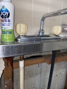 箕面市　台所蛇口水漏れ　キッチンの裏が水浸し　台付き2ホール