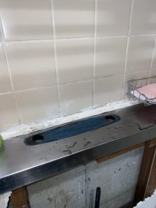 箕面市　台所蛇口水漏れ　キッチンの裏が水浸し　台付き2ホール