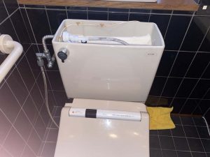 枚方市　トイレ水漏れ　タンクの裏から水漏れ　タンク接続部分から水漏れ　密結パッキン
